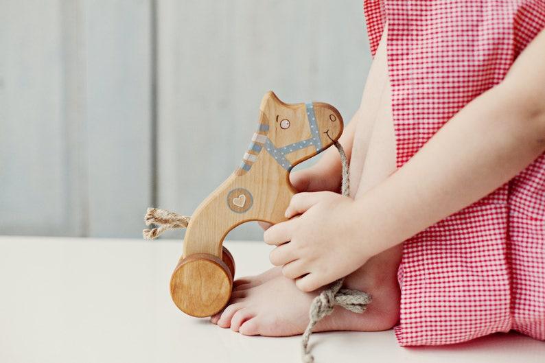 Pull toy blue horse - montessori leksaker